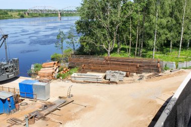 Volkhov Nehri boyunca Kirishi 'de bir yol köprüsü inşa ediliyor..