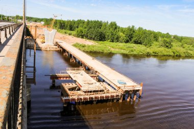 Volkhov Nehri boyunca Kirishi 'de bir yol köprüsü inşa ediliyor..