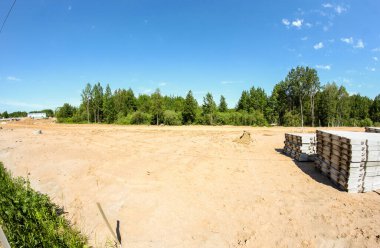 Volkhov Nehri boyunca Kirishi 'de bir yol köprüsü inşa ediliyor..