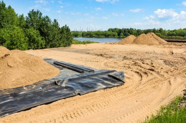Volkhov Nehri boyunca Kirishi 'de bir yol köprüsü inşa ediliyor..