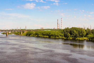 Volkhov Nehri boyunca Kirishi 'de bir yol köprüsü inşa ediliyor..