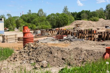 Volkhov Nehri boyunca Kirishi 'de bir yol köprüsü inşa ediliyor..