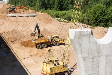 Kirishi, Rusya - 6 Haziran 2021. Volkhov Nehri boyunca Kirishi 'de bir yol köprüsü inşa ediliyor..