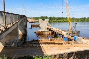 Kirishi, Rusya - 6 Haziran 2021. Volkhov Nehri boyunca Kirishi 'de bir yol köprüsü inşa ediliyor..