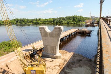Kirishi, Rusya - 6 Haziran 2021. Volkhov Nehri boyunca Kirishi 'de bir yol köprüsü inşa ediliyor..