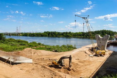 Kirishi, Rusya - 6 Haziran 2021. Volkhov Nehri boyunca Kirishi 'de bir yol köprüsü inşa ediliyor..