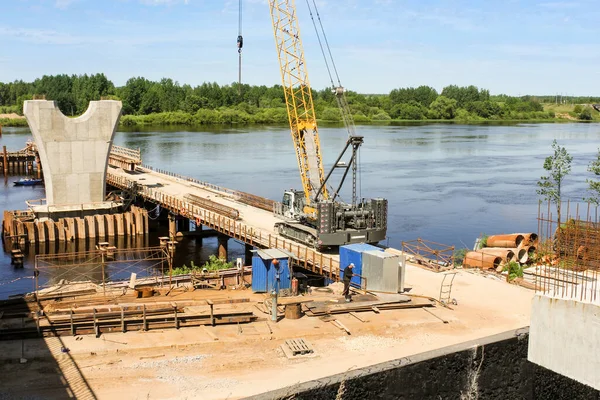 Kirishi, Rusya - 6 Haziran 2021. Volkhov Nehri boyunca Kirishi 'de bir yol köprüsü inşa ediliyor..