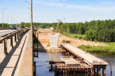 Volkhov Nehri boyunca Kirishi 'de bir yol köprüsü inşa ediliyor..