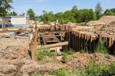 Volkhov Nehri boyunca Kirishi 'de bir yol köprüsü inşa ediliyor..