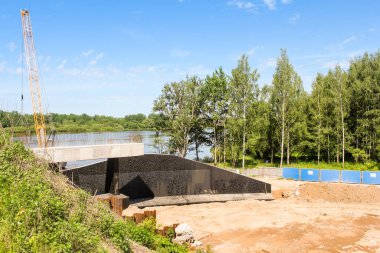 Volkhov Nehri boyunca Kirishi 'de bir yol köprüsü inşa ediliyor..