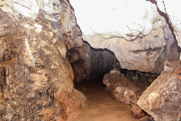 Kırım Chatyr Dag Dağ Sırasındaki Mamut Mağarasını Ziyaret Edin — Stok fotoğraf