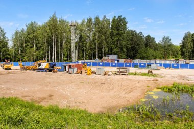 Kirishi, Rusya - 6 Haziran 2021. Volkhov Nehri boyunca Kirishi 'de bir yol köprüsü inşa ediliyor..