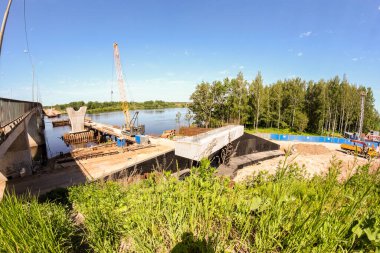 Kirishi, Rusya - 6 Haziran 2021. Volkhov Nehri boyunca Kirishi 'de bir yol köprüsü inşa ediliyor..