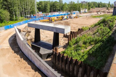 Kirishi, Rusya - 6 Haziran 2021. Volkhov Nehri boyunca Kirishi 'de bir yol köprüsü inşa ediliyor..