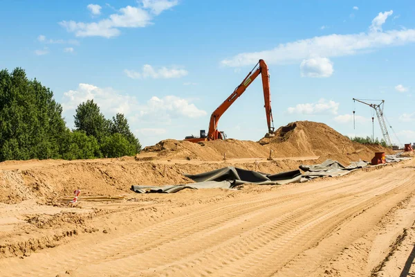 Kirishi, Rusya - 6 Haziran 2021. Volkhov Nehri boyunca Kirishi 'de bir yol köprüsü inşa ediliyor..