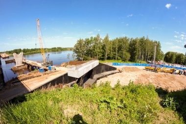 Volkhov Nehri boyunca Kirishi 'de bir yol köprüsü inşa ediliyor..