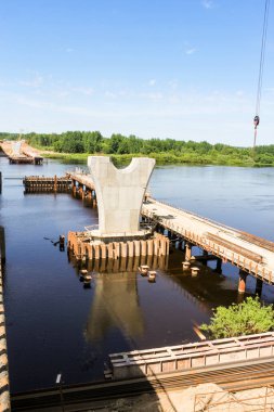 Volkhov Nehri boyunca Kirishi 'de bir yol köprüsü inşa ediliyor..