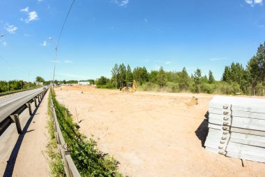 Volkhov Nehri boyunca Kirishi 'de bir yol köprüsü inşa ediliyor..