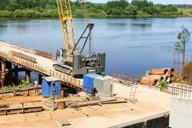 Kirishi, Rusya - 6 Haziran 2021. Volkhov Nehri boyunca Kirishi 'de bir yol köprüsü inşa ediliyor..