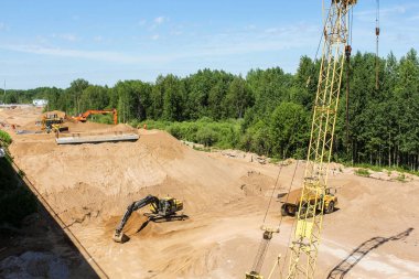 Kirishi, Rusya - 6 Haziran 2021. Volkhov Nehri boyunca Kirishi 'de bir yol köprüsü inşa ediliyor..