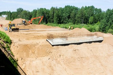 Kirishi, Rusya - 6 Haziran 2021. Volkhov Nehri boyunca Kirishi 'de bir yol köprüsü inşa ediliyor..