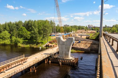 Kirishi, Rusya - 6 Haziran 2021. Volkhov Nehri boyunca Kirishi 'de bir yol köprüsü inşa ediliyor..