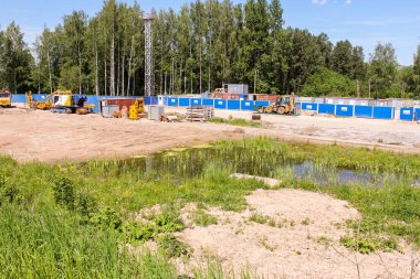 Kirishi, Rusya - 6 Haziran 2021. Volkhov Nehri boyunca Kirishi 'de bir yol köprüsü inşa ediliyor..