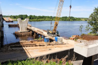 Kirishi, Rusya - 6 Haziran 2021. Volkhov Nehri boyunca Kirishi 'de bir yol köprüsü inşa ediliyor..