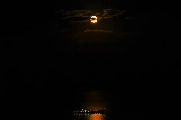 Lua Cheia Sobre Mar Numa Noite Escura — Fotografia de Stock