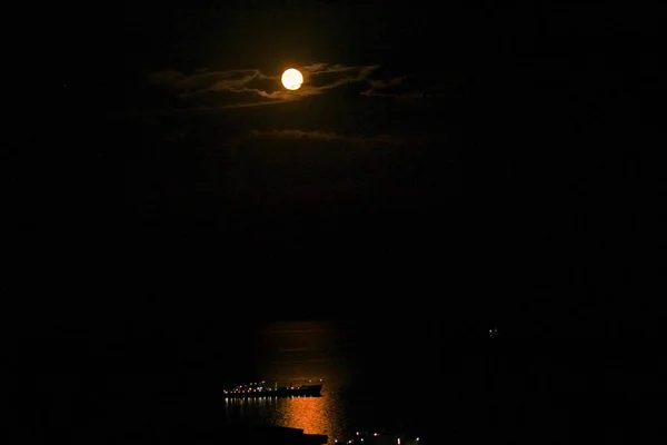 Volle Maan Boven Zee Een Donkere Nacht — Stockfoto