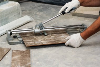 Duvara çekiçle vuruyor. Konut binalarının yeni apartmanlarında inşaat ve bitirme işleri.