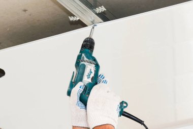 Panellerden askıya alınmış bir tavan kurulumu.