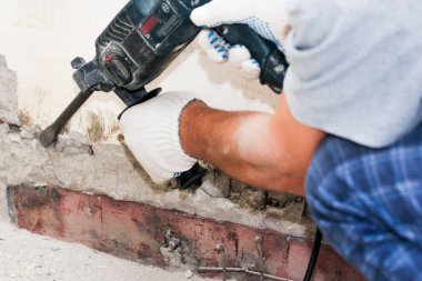 Çekiç matkabıyla delik açma işi..