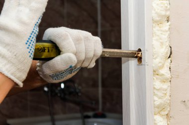 Bir keski ile deliği elle düzenlemek.