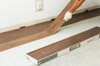 Dairenin döşemesini kaplamaya çalış..