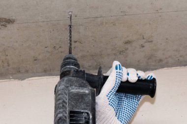 Sahte tavanlar için çekiç matkabıyla delik açmak..