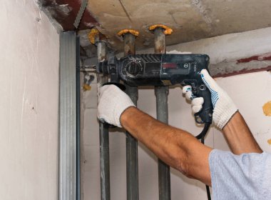 Askıya asmak için delik açıyorum.