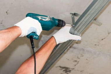 Rehbere süspansiyonun kendi kendine dokunan vida bağlantısı.