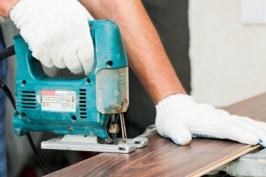 Yapboz ile kaplamayı kesiyor..