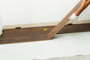 Daireye kaplama döşeme kurulumu.