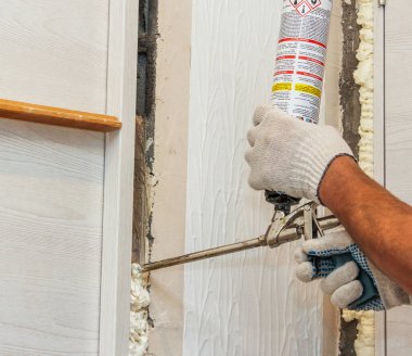 Kapı çerçevesi ve aralık arasındaki boşlukların köpürmesi.