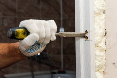 Deliği bir keskiyle düzenlemek.