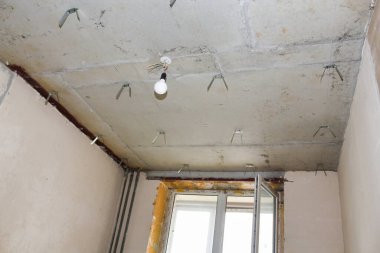 Tavana süspansiyonlar monte edildi.