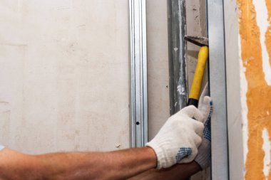 Duvara çekiçle vuruyor..