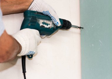 Alçıtaşı tahtasını kendi kendine tıkırdatan vidalarla oruç tutmak..