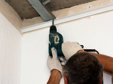 Tavan kaplamasını sabitliyorum..