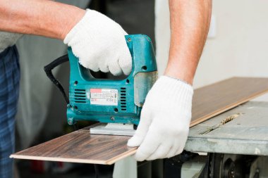 Yapboz ile kaplamayı boydan boya kesiyorum..