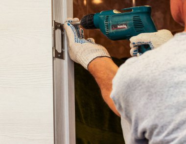 Kapı girişine bir kapı çerçevesi kurulumu.