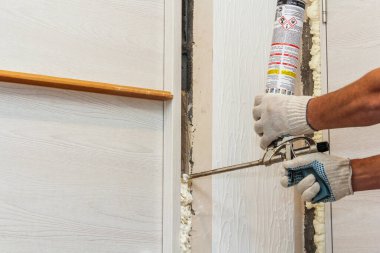 Boşluğu poliüretan köpükle dolduruyorum..