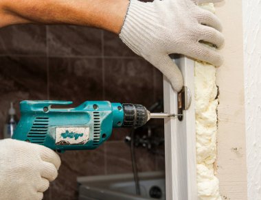 Mandalın karşıtını vidalamak. 